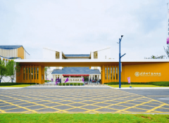 <strong>可满脚购物、餐饮</strong>